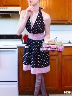 Сексуальная домохозяйка в сетчатых чулках эротично готовит на кухне