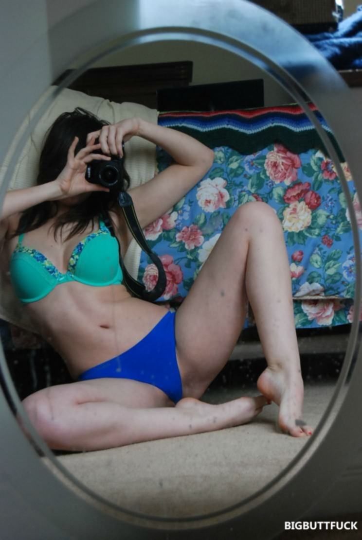 Жопастенькая девка дрочит себе сочную вагину перед зеркалом