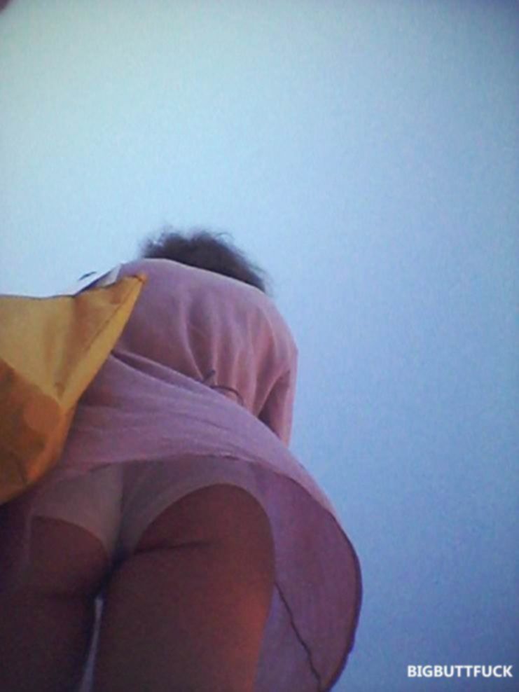 Летняя фото подборка у девушек под юбкой