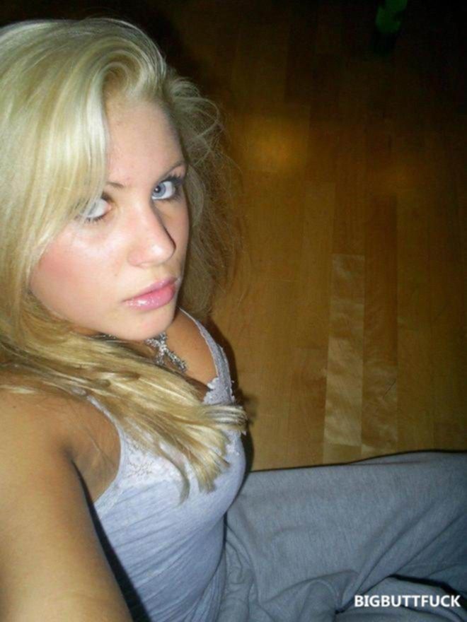 Молодая блондинка для хоум порно охотно жарится в задний проход