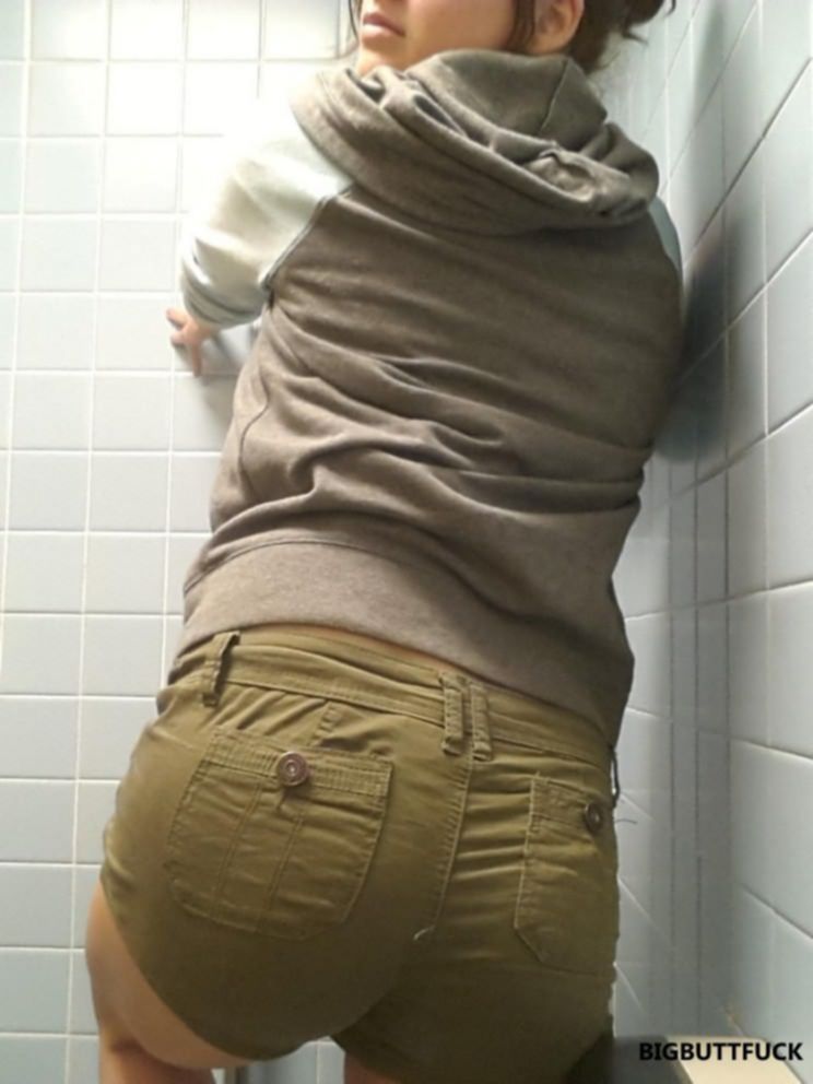 Молодая давалка сделала пикантные селфи в общественном туалете