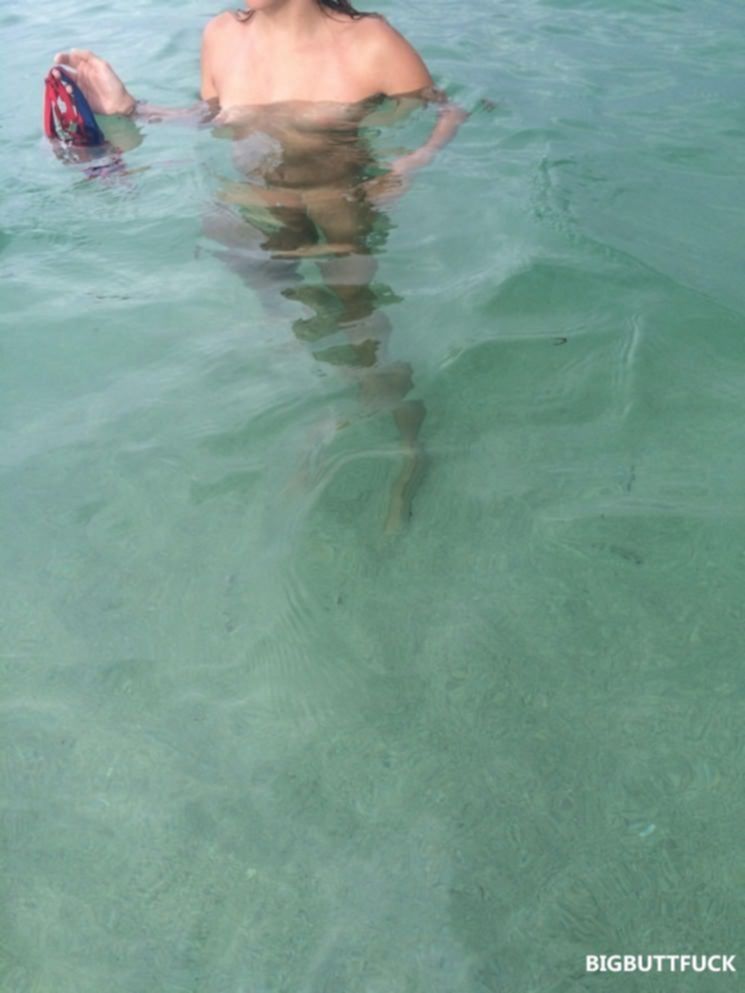 Молодая худышка купается в море абсолютно голой