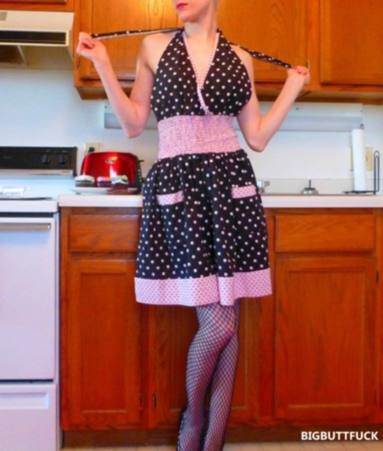 Сексуальная домохозяйка в сетчатых чулках эротично готовит на кухне