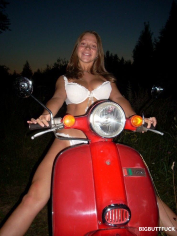 Девка на мотоцикле раздевается догола перед хахалем