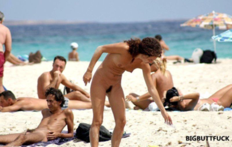 Очаровательные девушки светят голыми сиськами на пляже